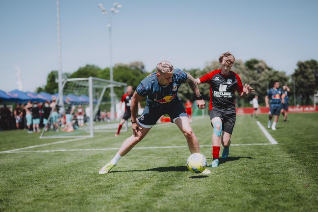 Maxi Geht auf ball zu