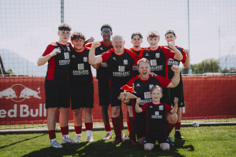 Jubeln mit dem Pokal